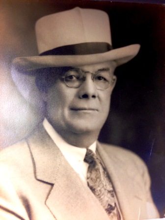 Bill Moore, owner of Rex Moore
Hatching Cat